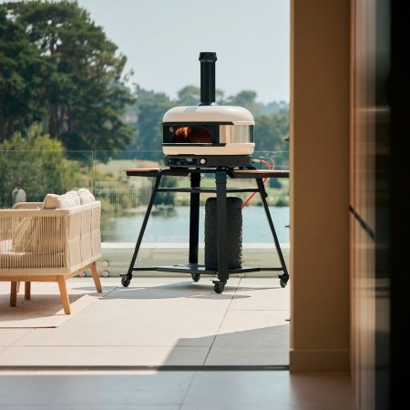 Gozney Dome pizzaovn Gozney Dome pizzaovn Gen 2.0, Dual Fuel, bone. Billedet viser produktet forfra og tændt.
