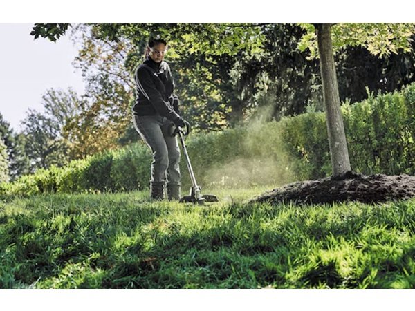 Dewalt græstrimmer DCMAS5713X1-QW Dewalt græstrimmer DCMAS5713X1-QW. Med en 54 V motor og et 9,0 Ah batteri. Billedet viser produktet med hvid baggrund.