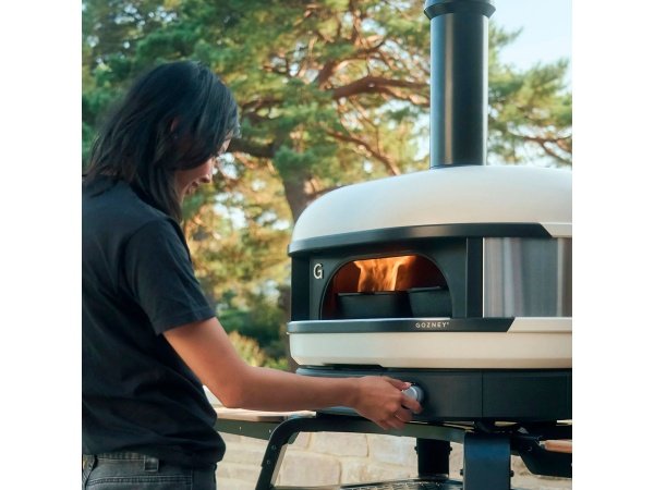 Gozney Dome pizzaovn Gen 2.0, Dual Fuel, bone. Billedet viser produktet forfra og tændt.