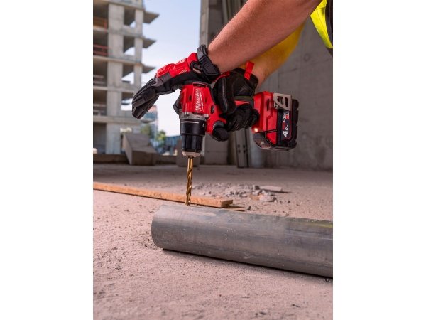 Milwaukee M18 BLPDRC-422C slagboremaskine Milwaukee M18 BLPDRC-422C slagboremaskine, en kompakt og kraftfuld kulfri løsning med 145 mm længde til nem adgang i snævre områder. Billedet viser produktet forfra som png med hvid baggrund-