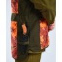 Pinewood Furudal Hunter Pro 2.0 Camou vest i orange. Miljøbilledet viser produktets lomme med stropper.