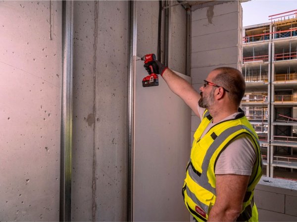 Milwaukee slagskruemaskine M18 BLIDRC-0. Billedet viser produkt fra siden