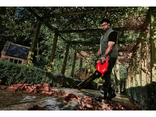 Milwaukee M18 FUEL™ Løvblæser Fjern affald med denne kraftfulde Milwaukee M18 FUEL™ Løvblæser. Oplev op til 14,2 m³/min luftvolumen ved 193 km/t, hurtig opstart og variabel hastighedslås. Billede viser hele produktet.