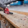 Milwaukee spånblæser M12 BBL-0. Miljøbilledet viser produkt i brug på plade.