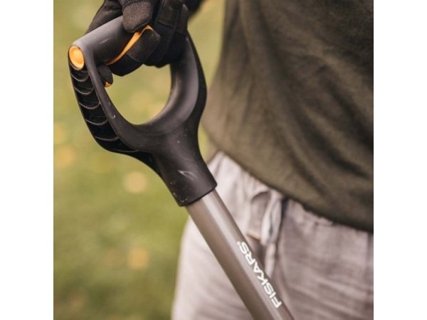 Fiskars Ergonomic skovl Fiskars Ergonomic skovl sikrer komfort og holdbarhed. Skovlen har et stål-skaft og bredt blad, ideel til at flytte grus, sand og jord. Billedet viser produktet i en skrå vinkel.