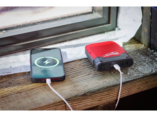 Milwaukee strømkilde 12 V til varmetøj. Billedet viser produktet forfra.