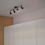 Nordlux Boston 4-rail loftlampe sort. Billedet viser produkt ved garderobe.