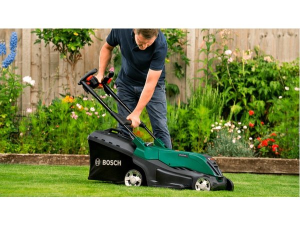 Bosch plæneklipper Bosch plæneklipper Advanced Rotak 36V-40. Billedet viser produkt med batteri og lader