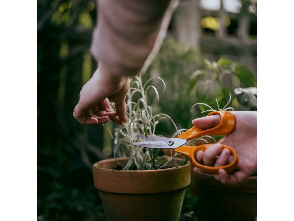 Fiskars have/køkkensaks Fiskars have/køkkensaks 18 cm i orange. Billedet viser produktet lukket.