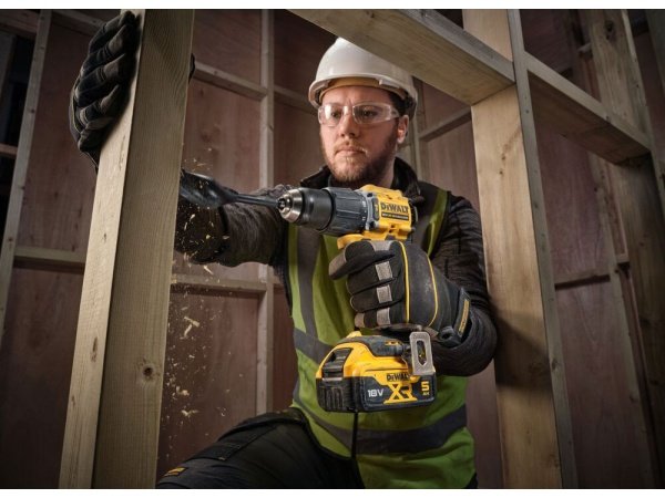 Dewalt 18V XR kulløs kompakt slagboremaskine, 2 x 5Ah. Billedet viser produkt og tilbehør.