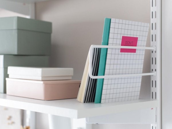 Elfa bogstøtte til hængeskinne hvid Elfa bogstøtte til hængeskinne hvid 19x75x250 mm 2 stk. Billedet viser produktet med hvid baggrund.