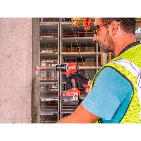 Milwaukee M18 BLPDRC-422C slagboremaskine, en kompakt og kraftfuld kulfri løsning med 145 mm længde til nem adgang i snævre områder. Billedet viser produktet forfra som png med hvid baggrund-