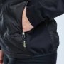 Pinewood Abisko Hybrid jakke til kvinder. Miljøbilledet viser produktets lommer.