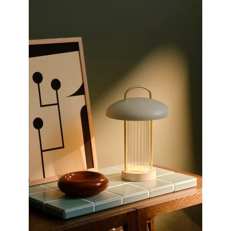 Nordlux Mirano portable bordlampe Nordlux Mirano portable bordlampe beige. Billedet viser produktet med hvid baggrund.
