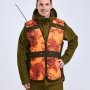 Pinewood Furudal Hunter Pro 2.0 Camou vest i orange. Miljøbilledet viser produktet forfra.