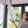 Leifheit støvkost. Produkt vises i miljø med model 