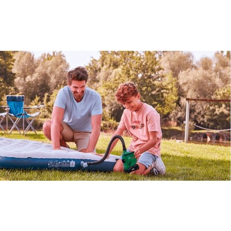 Bosch Easy Inflate luftpumpe Bosch Easy Inflate luftpumpe 18V-500 SOLO. Billedet viser produkt og tilbehør med hvid baggrund.