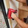 MILWAUKEE M12 FCN18GS-0X Stiftepistol. Sømlængde 16 - 38 mm. Miljøbilledet viser produktet i brug tæt på.