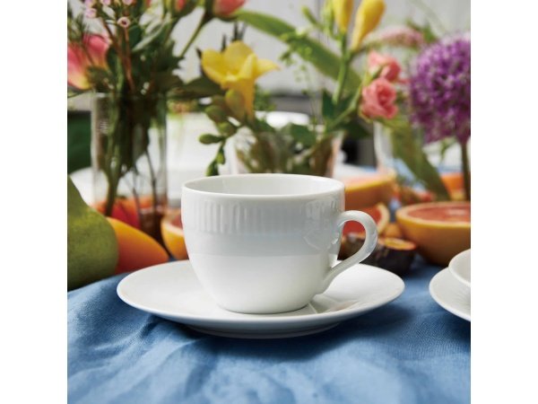 Relief kaffekop m. underkop 4 stk. – 20 cl – 10‑4.dk porcelæn med diskret reliefdetalje, ideel til både hverdag og gæstebud