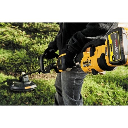 Dewalt græstrimmer DCMAS5713X1-QW Dewalt græstrimmer DCMAS5713X1-QW. Med en 54 V motor og et 9,0 Ah batteri. Billedet viser produktet med hvid baggrund.
