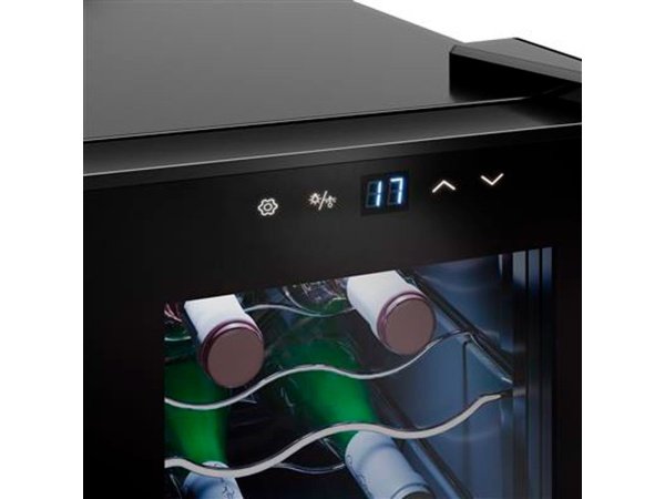 Tristar WR-7506 vinkøleskab Tristar WR-7506 vinkøleskab til 6 flasker, 58W. Billedet viser produktet fra siden.