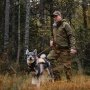 Pinewood Furudal Expert 2L Hunting bukser. Miljøbilledet viser produktet i natur terræn.