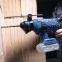 Scheppach bore-/mejselhammer BC-RHD230-X 20V solo. Miljøbilledet viser produktet i brug 