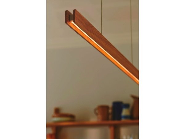 Nordlux Ilgas pendel i natur, indendørs lampe. Billedet viser produktet fra en skrå vinkel.