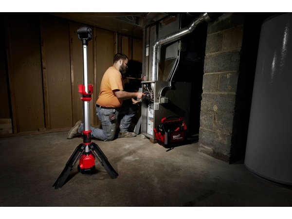 Milwaukee arbejdslampe m/stativ Milwaukee arbejdslampe m/stativ M12 SAL-0. Billedet viser produktet forfra.