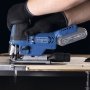 Scheppach stiksav BC-JS254-X 20V, solo. Miljøbilledet viser produktet i brug på brædder.