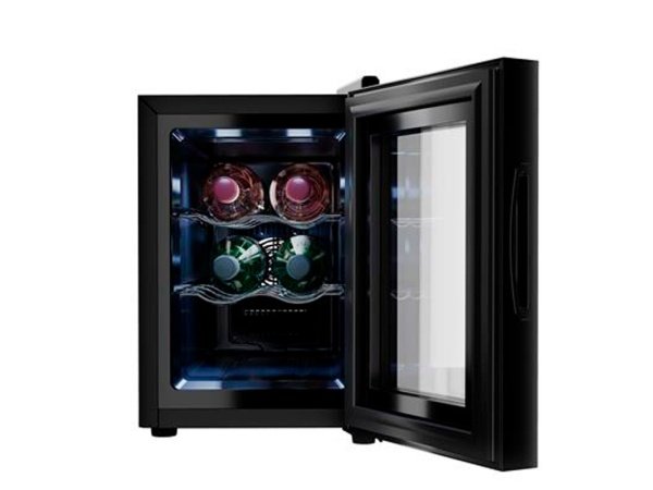 Tristar WR-7506 vinkøleskab Tristar WR-7506 vinkøleskab til 6 flasker, 58W. Billedet viser produktet fra siden.