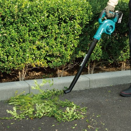 Makita LXT DUB186 løvblæser. Billedet viser produktet med hvid baggrund.