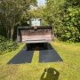 Letbek køreplade3000 x 1150 mm, m/4 håndtag 102575. Miljøbilledet viser produktet  på græsplæne