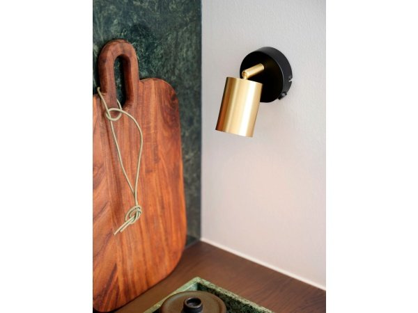 Nordlux Explore væglampe i messing. Billedet viser produktet med hvid baggrund.