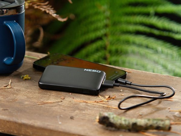 Nebo powerbank 5000 mAh Nebo powerbank 5000 mAh med to USB-A porte. Billedet viser produktet med hvid baggrund.