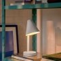 Nordlux Wilmer bordlampe hvid. Miljøbilledet viser produktet på hylde. 