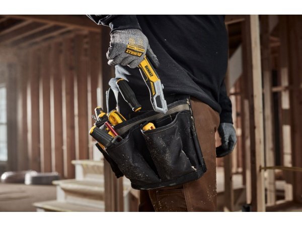 Dewalt kniv med trapezblad DWHT10999-0. Billedet viser produktet fra en skrå vinkel.