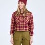 Ternet Pinewood Felicia Flannel skjorte Burgundy/Olive Green. Miljøbilledet viser produktet på model forfra. Skjorten er sat i bukserne.