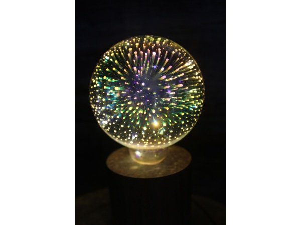 Haarhr & Co LED bordlampe Haarhr & Co LED bordlampe m/træfod, pære m/fyrværkerieffekt. Billedet viser hele produktet med hvid baggrund.