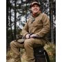 Pinewood Forest Pile Fleece til mænd. Miljøbilledet viser produktet i natur terræn.
