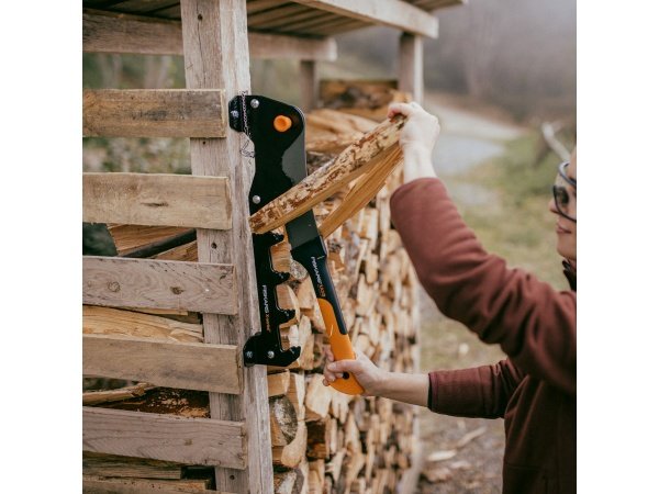 Fiskars brændekløver Fiskars brændekløver, vægmonteret, sort/orange. Billedet viser produktet med hvid baggrund.