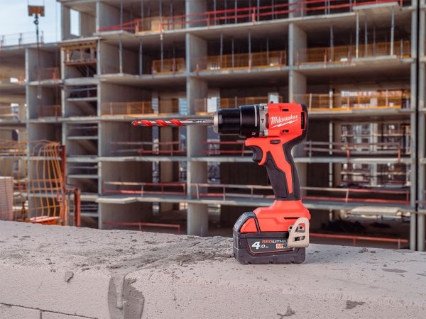 Milwaukee M18 BLPDRC-422C slagboremaskine Milwaukee M18 BLPDRC-422C slagboremaskine, en kompakt og kraftfuld kulfri løsning med 145 mm længde til nem adgang i snævre områder. Billedet viser produktet forfra som png med hvid baggrund-