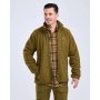 Pinewood Forest Pile Fleece til mænd. Miljøbilledet viser produktet forfra.