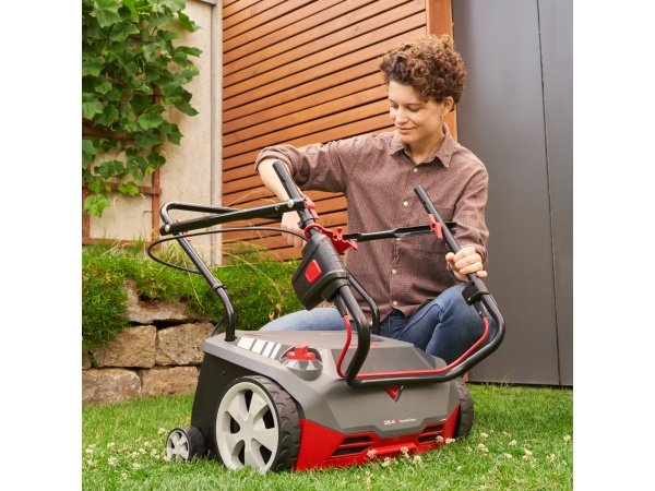 AL-KO 38.4 E vertikalskærer AL-KO 38.4 E vertikalskærer Combi Care. Perfekt til arbejdsarealer op til 800 m². Billedet viser produktet forfra.