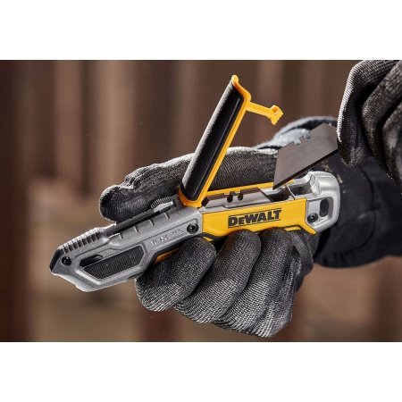 Dewalt kniv med trapezblad Dewalt kniv med trapezblad DWHT10999-0. Billedet viser produktet fra en skrå vinkel.