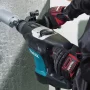 Makita bore-/mejselhammer 850W&nbsp;HR3200C. Produktet ses i brug.