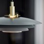 Nordlux Bretagne 38 pendel i grå, indendørs. Miljøbilledet viser produktets elegante design.