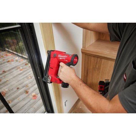 MILWAUKEE M12 FCN18GS-0X Stiftepistol MILWAUKEE M12 FCN18GS-0X Stiftepistol. Sømlængde 16 - 38 mm. Billedet viser produktet med hvid baggrund.