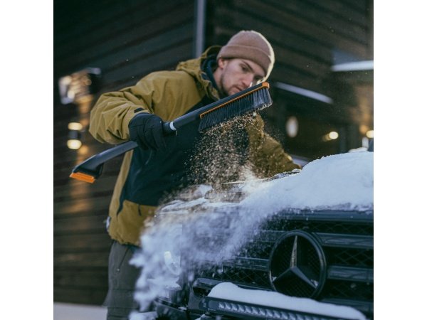 Fiskars X-serie isskraber og børste 10 x 9 x 85 cm, teleskop. Billedet viser produktet fra en skrå vinkel.