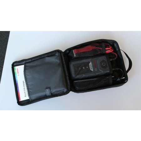 BOSCH Lader C10 - 12V Kompakt og effektiv Bosch C10 12V biloplader med automatisk opladningskontrol, overophedningsbeskyttelse og IP65 vand- og støvafvisning. Billedet viser hele produktet.